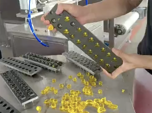 small-scale-gummy-candy-making-machine-manufacturer.png